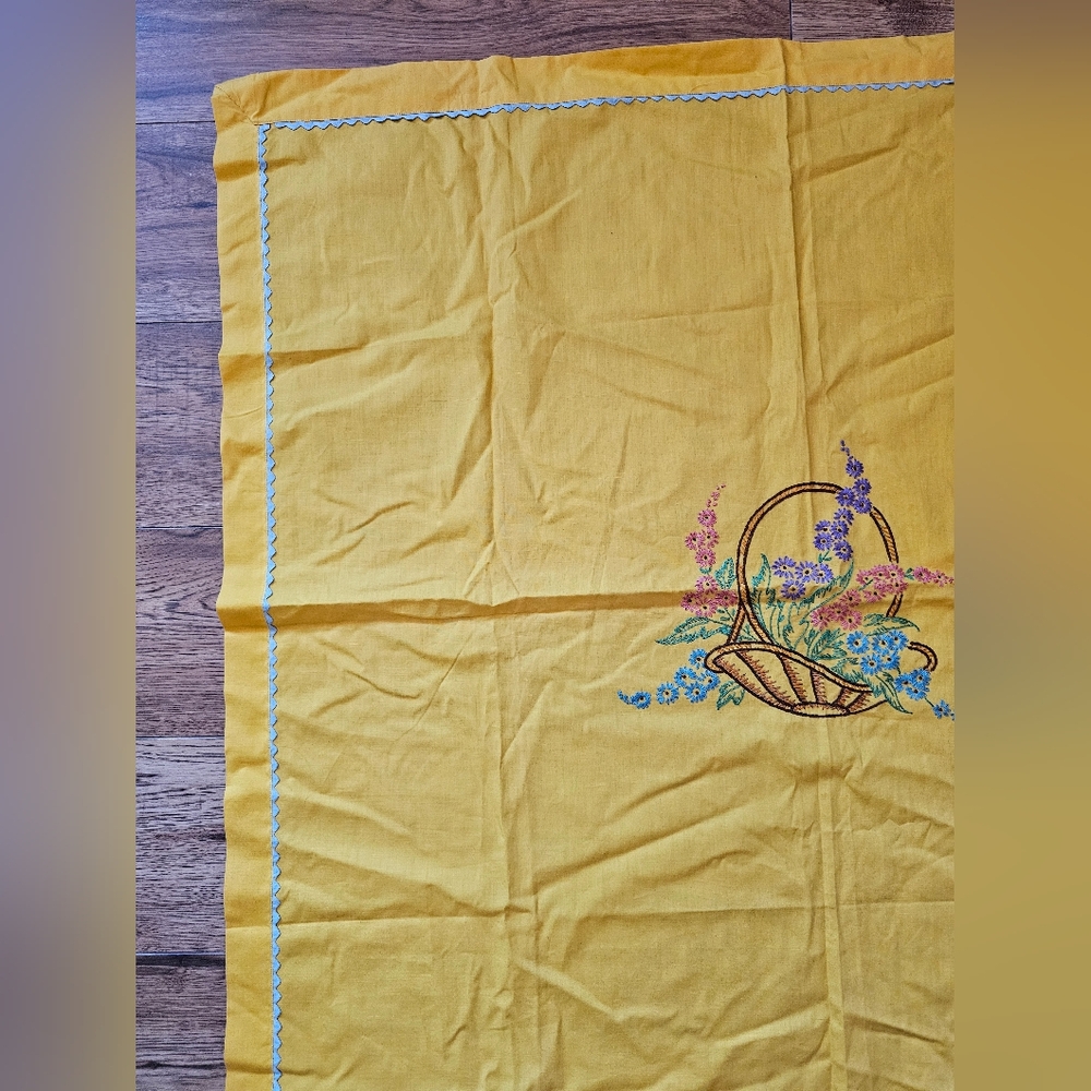Embroidered tablecloth - Picture 6 of 7